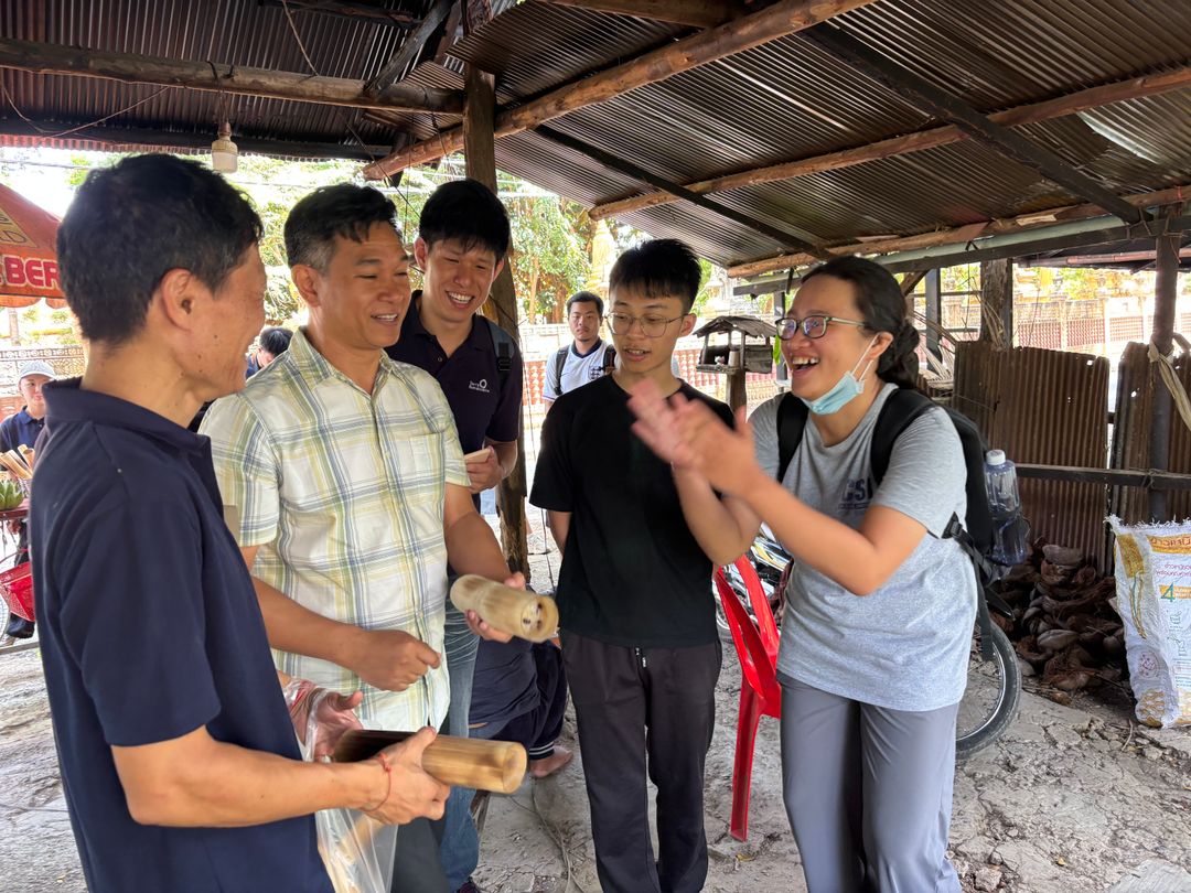 <p><strong style="background-color: transparent; color: rgb(0, 0, 0);">學員在柬國參訪時間，亦拜訪在地傳統市場，向農產攤商學習在地智慧</strong></p>