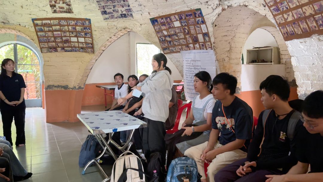 <p><strong>學員與柬國青年相見歡，樂於分享自己的見解和經歷</strong></p>