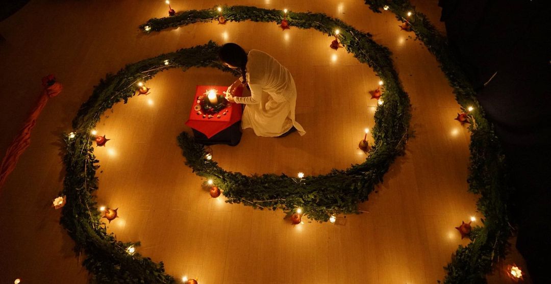 <p>在靜謐的夜裡</p><p>有一座由松枝圍繞的螺旋花園</p><p>小小雙手捧著小火光</p><p>一圈圈走進花園深處</p><p><br></p><p>那裡好黑、好安靜</p><p>卻有一盞光在裡面等著</p>