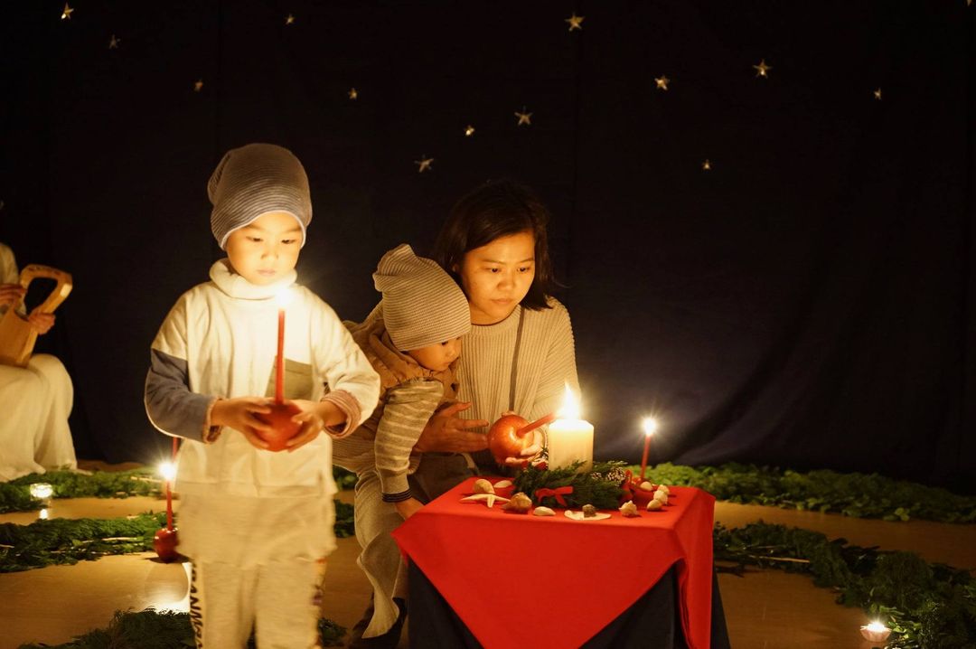 <p>當我輕輕地點燃那盞燈</p><p>光亮就從我的手中散開</p><p>一點點照亮回家的路</p><p><br></p><p>每一步,學著等待、學著勇敢</p><p>每一步,學著讓心裡的光亮起來</p><p><br></p><p>等我回頭時</p><p><br></p><p>整座花園都亮起來了!</p><p>那是大家一起帶來的光</p><p>在冬天的夜裡閃閃發光✨</p><p><br></p><p>邀請孩子與您,一起走進這座花園</p><p>點燃心中之光,迎接深冬到來</p><p>🌷🌹✨️🌟</p>