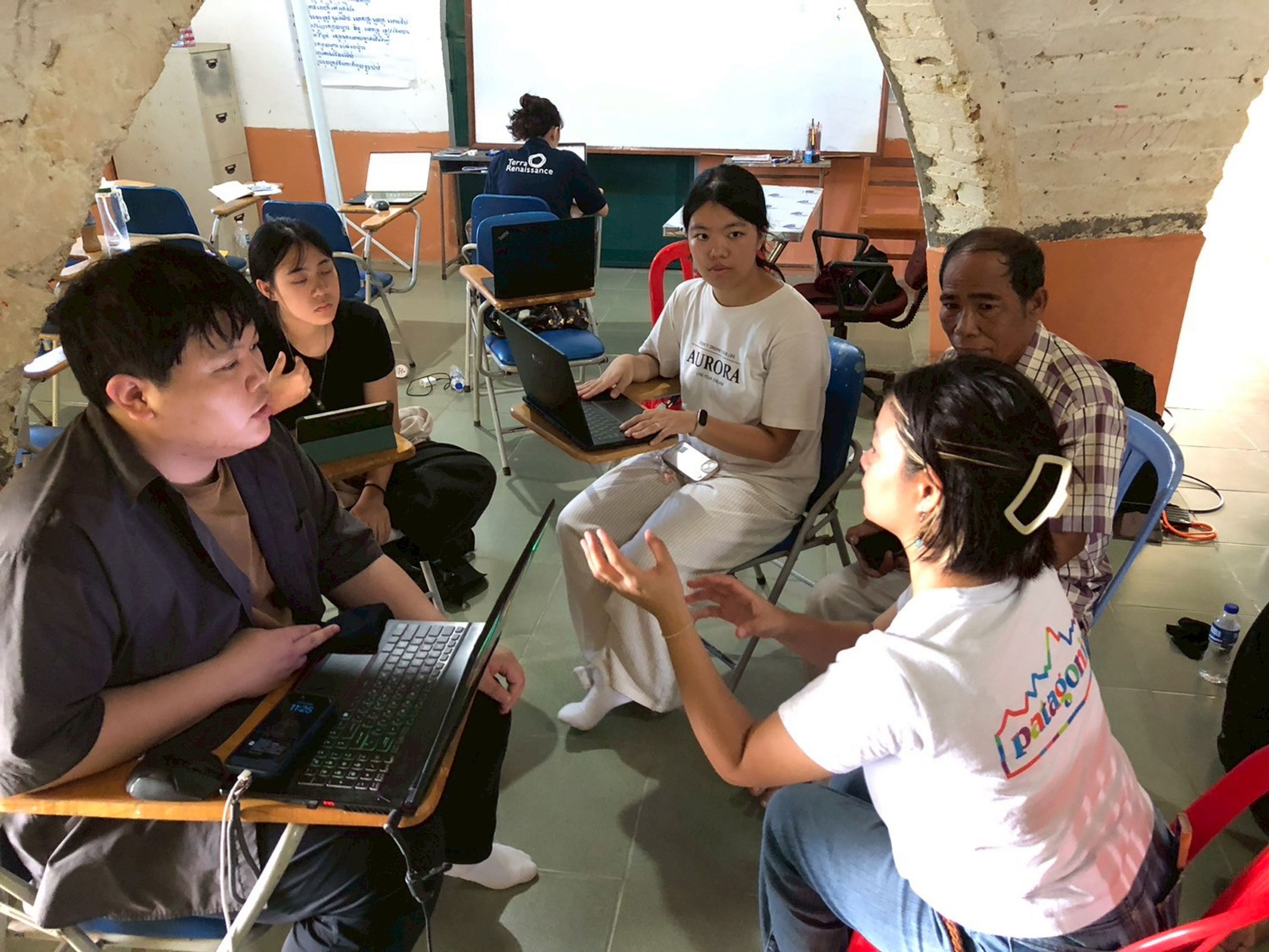 <p><strong>台灣參與者與日籍、柬埔寨籍專家,討論「偏鄉交通車計畫」實行優勢與挑戰</strong></p>