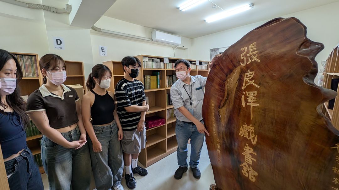 <p>發枝台語基金會kap成大台文系合作開課｢張良澤與台灣文學研究｣，由蔣為文教授kap張良澤教授作伙上課，傳授張良澤教授ê台灣文學研究經驗。上課學生mā以實習方式擔任志工，透過整理ê過程認捌台灣文學史料kap學習研究方法。</p>