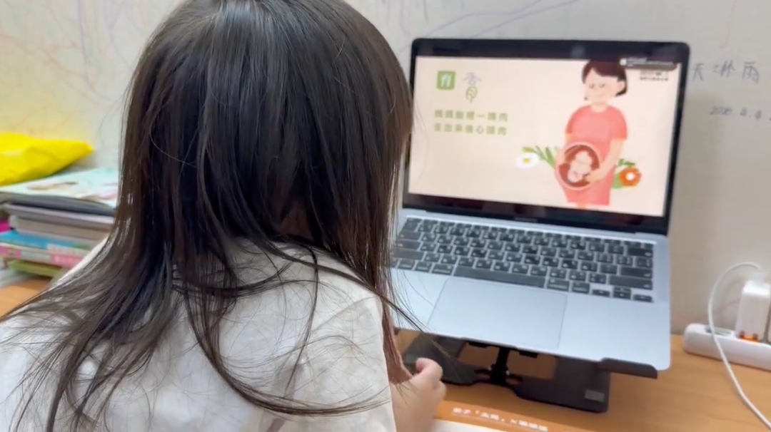 <p><br></p><p>每天都要看兩遍育子保動畫才要睡的孩子</p><p>讓孩子反覆咀嚼的豈止是文字,</p><p>是文字傳遞了你與他之間的情感...</p><p><br></p><p>看到孩子目不轉睛地看著我們的動畫,滿感動的。</p><p>最後還說他_小baby哭哭了,</p><p>她真的在我們給他的情境裡吔~</p><p><br></p><p><strong>我們要深化的不是文字的知識,</strong></p><p><strong>而是透過文字對真實世界產生的感動~</strong></p>