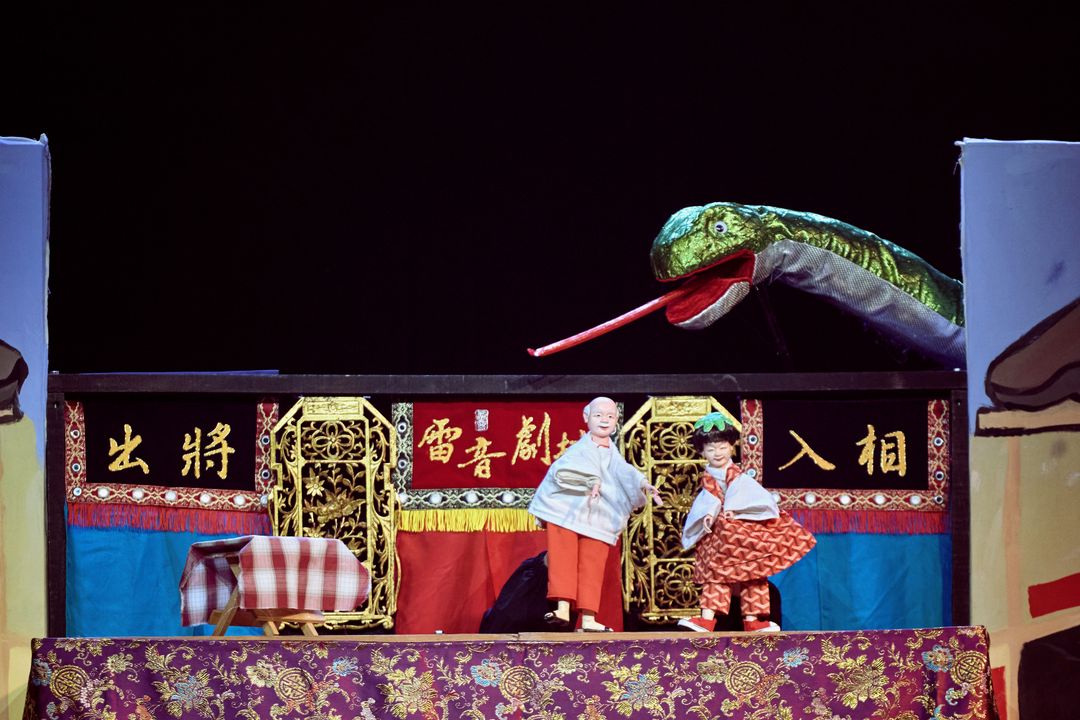 <p><br></p><p>如果青瞑龍和青瞑蛇，其實根本沒有青瞑呢？</p><p>🐉 急水溪住著青瞑龍，曾文溪住著青瞑蛇。</p><p>傳說裡，牠們總是在溪流中橫衝直撞，甚至造成水患。</p><p>人們於是說：</p><p><strong>「一定是因為牠們看不見！」</strong></p><p>可是</p><p><strong>牠們真的青瞑嗎？</strong></p><p>還是我們只是習慣用自己的眼睛，替牠們決定了故事？</p><p><br></p><p><strong>🐉 一個從「龍與蛇的眼睛」重新看傳說的故事</strong></p><p>《青瞑的龍蛇無青瞑》取材自臺灣臺南南鯤鯓一帶的民間傳說。</p><p>相傳，急水溪裡住著青瞑龍，曾文溪裡住著青瞑蛇。過去溪流時常改道、造成水患，人們便認為這一龍一蛇之所以四處橫衝直撞，是因為牠們「青瞑」看不見。</p><p>但如果，故事根本不是這樣呢？</p><p>這一次，我們不從人的角度說牠們的故事，而是把視角交給青瞑龍與青瞑蛇。</p><p><strong>如果牠們會說話，牠們會怎麼形容自己？</strong></p><p>牠們眼中的世界，又是什麼模樣？</p><p><br></p><p><strong>👀 換一雙眼睛，再看一次我們熟悉的故事</strong></p><p>透過奇幻寓言的方式，《青瞑的龍蛇無青瞑》帶著孩子與大人一起思考：</p><p><strong>看見，真的就等於理解嗎？</strong></p><p><strong>我們是不是也常常因為不了解，而替別人貼上一個標籤？</strong></p><p>從「青瞑」這個名字出發，故事談的不只是龍與蛇，也談著<strong>偏見與接納、看見與理解，以及人與土地、環境之間的關係。</strong></p><p>一個古老的傳說，換一個角度，就可能變成完全不同的故事。</p><p><br></p><p><strong>🎭 布袋戲 × 台語 × 歌仔調</strong></p><p>這是一齣適合親子一起觀看的布袋戲。</p><p>細膩的布袋戲偶操演，搭配台語口白與歌仔調音樂，讓傳統戲曲不只是「被介紹給孩子的文化」，而是成為一個真正發生在舞台上的故事。</p><p>在龍與蛇的冒險裡，孩子可以看見奇幻、幽默與想像；大人則可以在熟悉的臺灣傳說中，重新思考我們與土地、環境及彼此理解的方式。</p><p><strong>不用先懂布袋戲，也不用先知道傳說。</strong></p><p>跟著青瞑龍與青瞑蛇走進故事裡，</p><p>一起看看</p><p><strong>如果我們換一雙眼睛，故事會不會完全不一樣？</strong></p><p><br></p><p><strong>🏆 得獎與製作</strong></p><p>《青瞑的龍蛇無青瞑》為編劇蘇恆毅老師創作之作品：</p><p>🏆 榮獲國立傳統藝術中心首屆「兒童布袋戲劇本創作徵選」優選</p><p>🏆 2024年入選「兒童布袋戲創作演出推廣計畫」製作支持</p><p>✍️ 編劇｜蘇恆毅</p><p>南華大學文學系助理教授</p><p>🎭 演出｜雷音劇坊</p><p><br></p><p><strong>2026 大稻埕國際藝術節｜街區藝埕・親子偶戲藝術週</strong></p><p><strong>🐉 旗艦演出《青瞑的龍蛇無青瞑》</strong></p><p>📅 <strong>11/3（二）19:30–20:30</strong></p><p>📍 <strong>思劇場 Thinkers’ Theater</strong></p><p>臺北市大同區迪化街一段32巷1號3樓</p><p>🎫 <strong>票價｜NT$500–800</strong></p><p><br></p><p>這齣戲一路走過嘉義、新莊，這一次來到大稻埕。</p><p><strong>11/3，來思劇場，陪青瞑龍與青瞑蛇，把牠們真正的故事說完。</strong></p><p>🐉🐍</p>